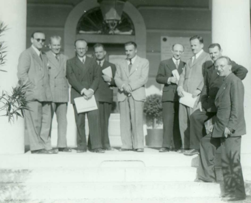 Symposium sulla microevoluzione, Istituto Italiano di Idrobiologia "Marco De Marchi", Pallanza, 10-12 aprile 1943. Da sinistra a destra: A. C. Blanc; A. Puppo; C. Barigozzi; R. Ciferri; L. Trevisan; C. Jucci; A. Buzzati-Traverso; P. Redaelli; E. Baldi. (Archivio Cnr-Ise, Verbania-Pallanza)