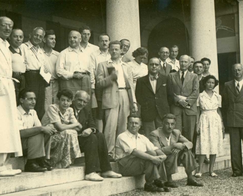 Symposium su Fattori genetici ed ecologici della speciazione, Istituto Italiano di Idrobiologia, Pallanza, agosto 1948 Seduti, da sinistra a destra: L. Silvestri, H. Spurway, J. B. S. Haldane, E. Hadorn, L. Trevisan; in piedi: E. Baldi, A. Dreyfus, T. G. Dobzhansky, H. Burla, F. G. Brieger, V. Tonolli, A. Buzzati-Traverso, J. M. Heuts, F. Mainx, E. Gridelli, C. Jucci, N. Visconti di Modrone, B. Rensch, non identificato, M. Benazzi, U. D’Ancona. (Archivio Cnr--Ise, Verbania Pallanza)